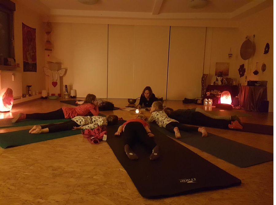 Kinderyoga-Stunde in einer Gruppe